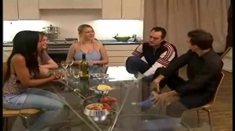 Pure CFNM: Înșelată la poker pe dezbrăcate