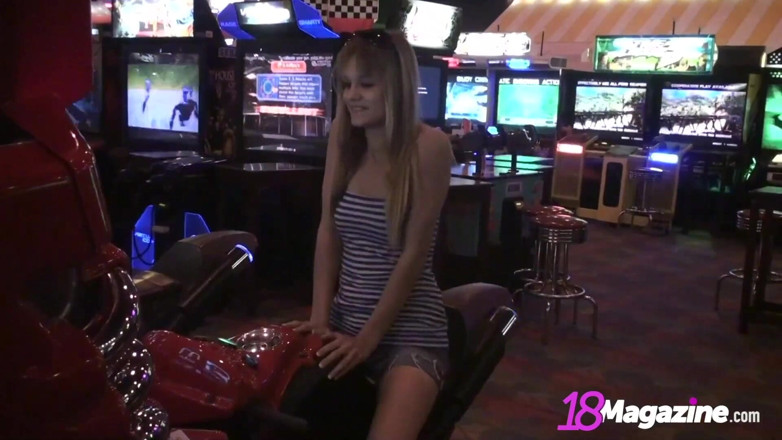 18Magazine: Blonde Lilly Luck met perfecte tieten heetste clips compilatie!