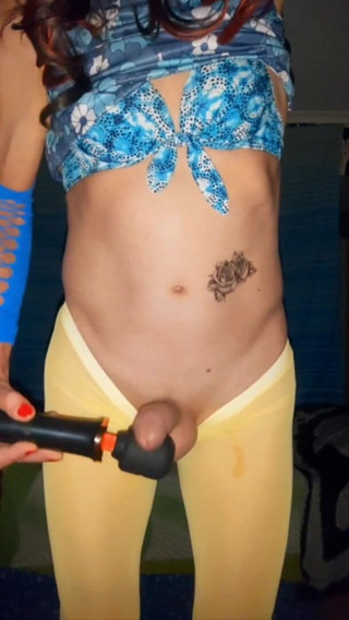 Lizzaali: Met behulp van mijn vibrator met grote toverstaf om hard...