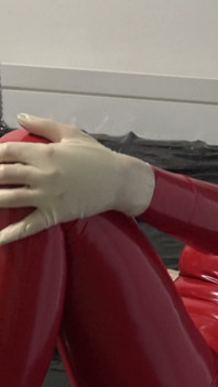 Sesión De Fotos En Catsuit De Látex Rojo Con Máscara De Látex Y Cara Transparente.