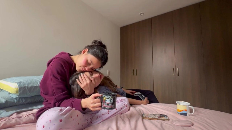 scarlettandc: Ev arkadaşımın video oyunları oynarken külahını yiyorum