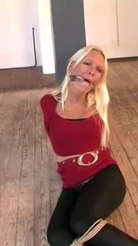 Natalie Pole amarrada cleavegagged