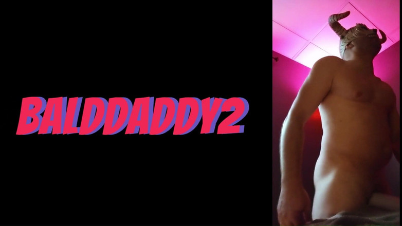 Bald Daddy: Balddaddy बड़े खिलौने वाले फटाफट खेल के साथ गांड के छेद को प्लग करती है