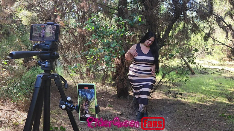 Riderqueen BBW Step Mom Latina Ebony: Riderqueen lagi sendirian di luar ruangan