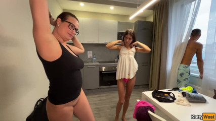 Katty West: Calda mamma lecca e si lava la figa figliastra tra...