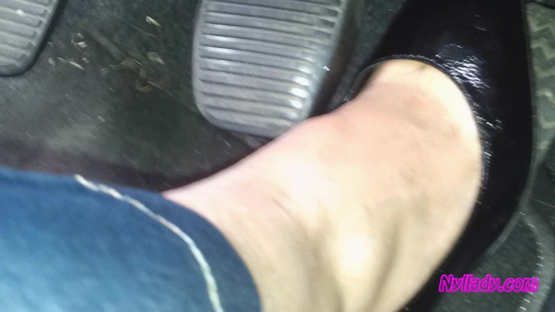 Nyllady: Fahren und revving in schwarzen pumps auf nacktem fuß