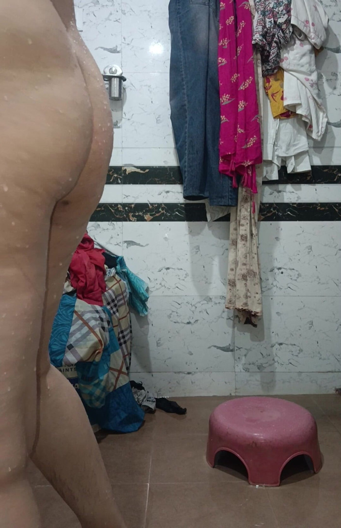 Priyahot77: Priya Bhabi Nice Back Side Big Ass Bathing Video