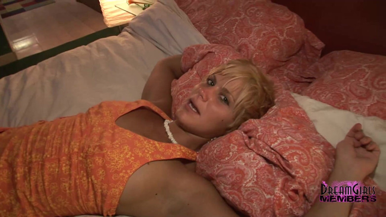 Dream Girls: Geile blondine wird von einem kamera-typ fingert