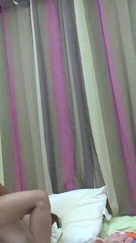 Gadis remaja rambut cokelat yang cantik lagi asik muasin memeknya pakai mainan seks sampai lubangnya menganga lebar