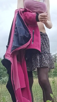 Seksowna dziewczyna Karolina masturbuje się w lesie napalona