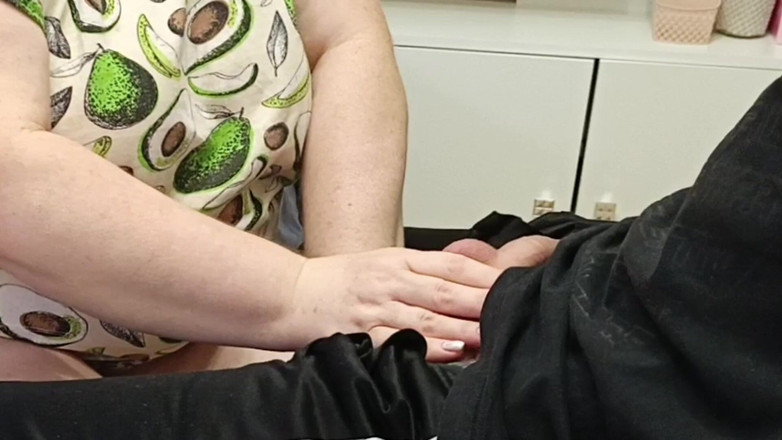 Zona901: Une voisine me taille une pipe pour que je lui éjacule...