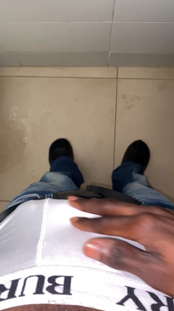 Slimniqqa: Thug si bije maso v kanceláři
