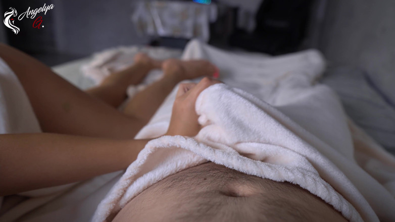 AnGelya G: Wakker geworden van een pijpbeurt, kon het niet weerstaan en...