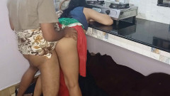 Queenrima: 早上在厨房看台上操了reema bhabhi，当时每个人都坐在餐厅里