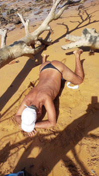 ビーチでパンティ姿でお尻を日焼けしているレディシルバ