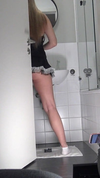 Gorąca i napalona dziewczyna w najszybszej mini spódnicy zdejmuje bieliznę, aby flashować ogolone cipki i okrągły seksowny tyłek