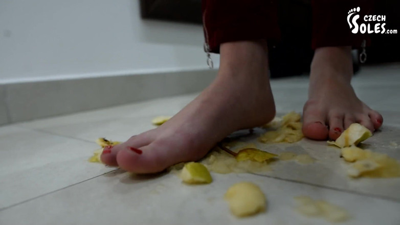 Czech Soles - foot fetish content: Дроблення фруктів і облизування ніг