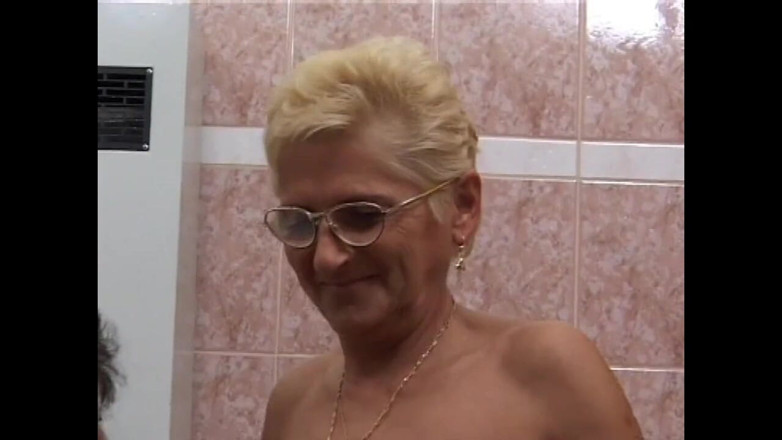 Absolute BDSM films - The original: Babička s chlupatou kundičkou ošukaná a naštvaná do pusy starým...