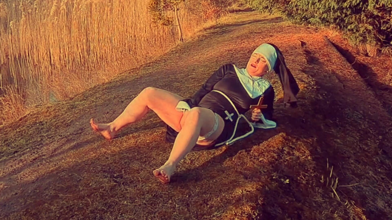 Kylie Britain Adventures: Les plaisirs de la nonne Kylie à la maison