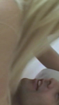 Curvă blondă limbi pulă mare înainte de orgasm cu degetul explozie