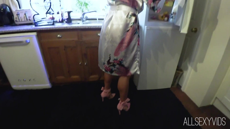 All Sexy Vids: Desperate for shoe queens attention