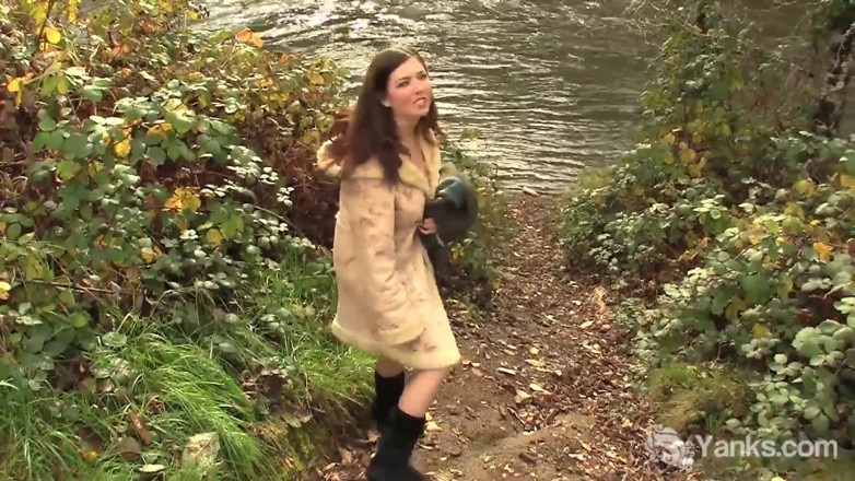 Yanks: Tetona amateur Amber masturbándose al aire libre