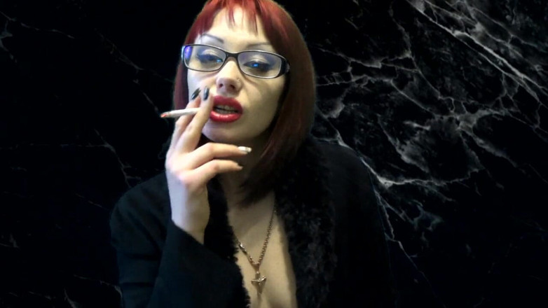 Goddess Misha Goldy: Te intimidez până îmi voi termina sigaretul