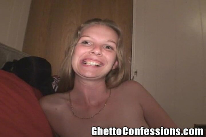 Ghetto Confessions: Отвисшая блондинка Boobiez девушка-улыбка сосет член, тюремные секс-истории!