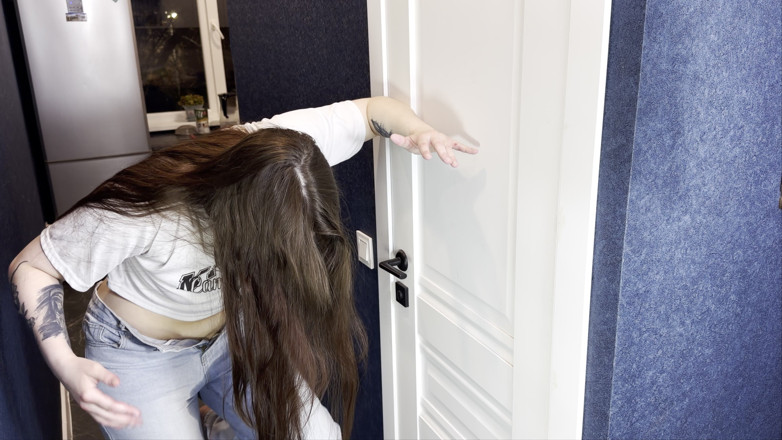 JessLuxor: Mon Demi-frère a Fermé Les Toilettes Et J’ai Fait Pipi