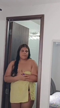ぽっちゃりで大きなお尻のラティーナとのフォトシュートは、硬くて美味しいもので終わる