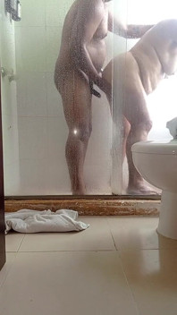 Jebanie macochy milf w hotelowej łazience
