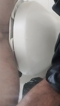Další den na veřejných toaletách