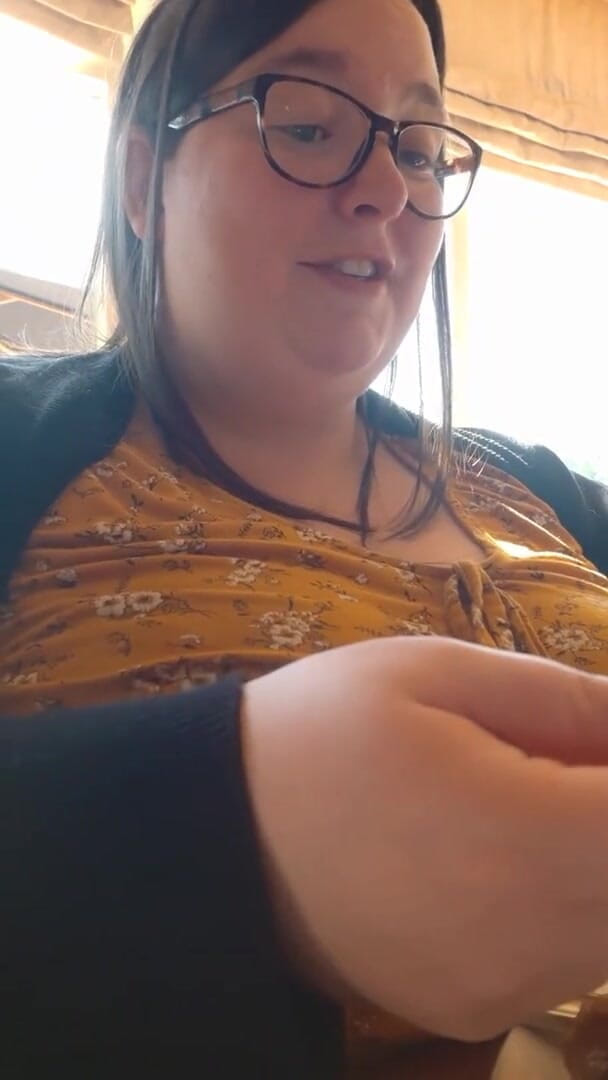 SSBBWLadyBrads: İri güzel kadın tam bir İngilizce yiyor (ses yok)
