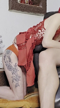 Gadis mungil seksi dengan sepatu hak tinggi deeeptroat tersangkut