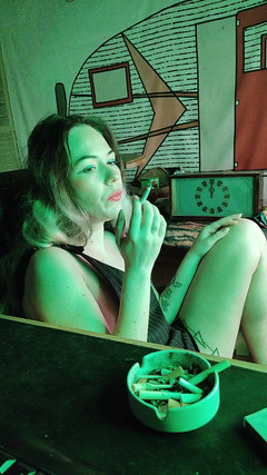 Blowjobs Alice: sexy nevlastní sestra kouří cigaretu