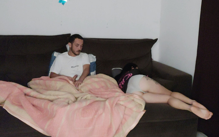 Kasallpimenta: Sexy nevlastní matka sdílí pohovku s nevlastním synem, zatímco manžel...