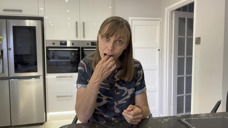 Wamgirlx: 魅惑的にオレンジを食べる