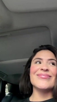 Perdí Una Apuesta Y Tengo Que Mostrar Mis Tetas Mientras Condí Por Las Calles De Mi Ciudad