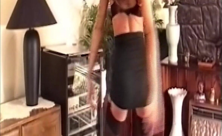 Bangora amateur club: Bruneta se dezbracă de Red Top și călărește o jucărie masivă