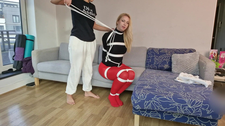 Latina Fetish: Kırmızı külotlu çoraplı Lil Missy bağlanıyor ve naylon iple sikiliyor (hd)