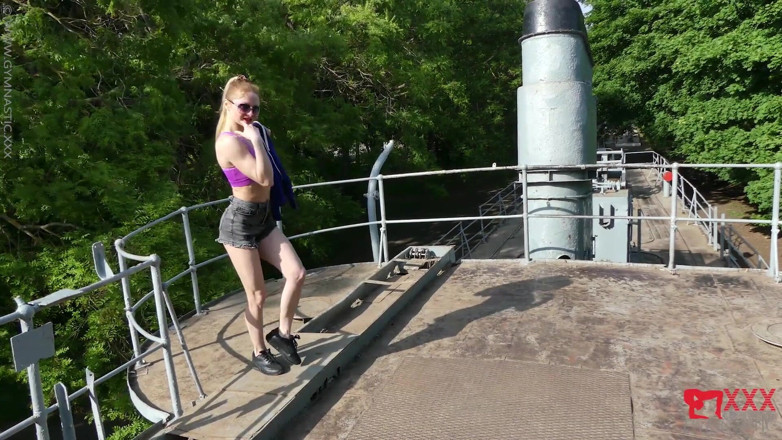 Gymnastic: Flexibles abenteuer auf einem schiff mit sexy kleid