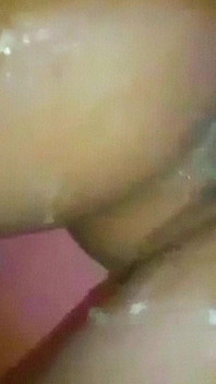 Gece yarısı loş ışıkta duruyorum, kendi amcığımı parmaklıyorum ve çok boşalıyorum