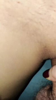 La 18 ani! Pizdă slabă și curvă are parte de o pulă păroasă groasă, videoclip real de acasă