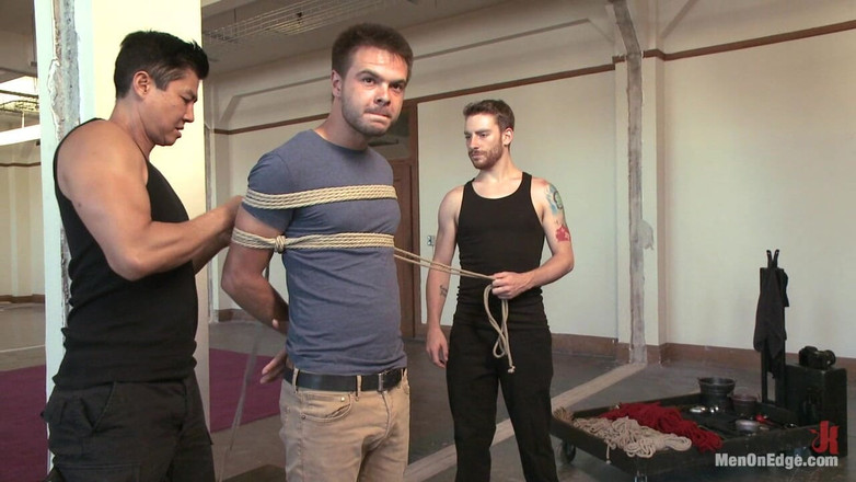 Men on Edge: Величезний необрізаний член гетеросексуала відтраханий двома хлопцями вперше