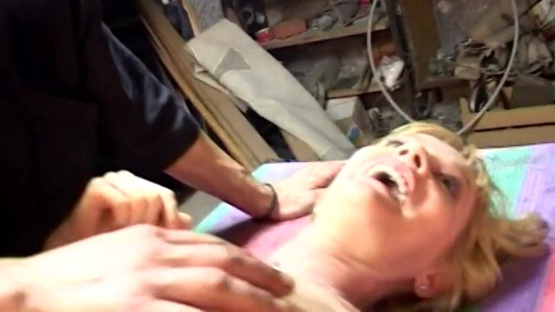 Real Home Made: Hermosa rubia gangbanged por swingers