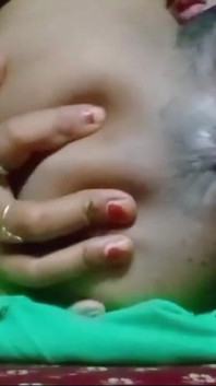 Desi Indian Girl Applied Oil in Her Pussy and Took Out the Water From Her Pussy in Anger