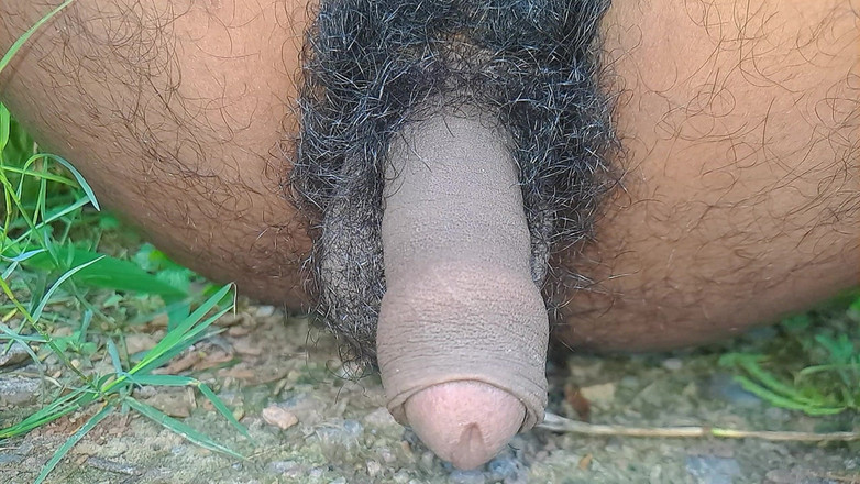 Desi_Porn_India: Горячий гей дези писает в джунглях в соло.