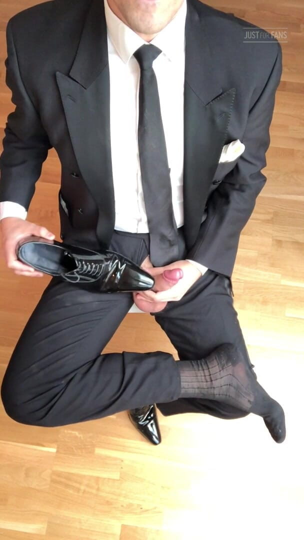 Master Shiny Shoes: Paja en traje negro