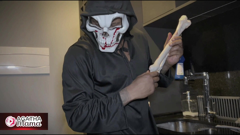 Agatha Mama: ハロウィーンの夜にアガサ・ママ、BBCに犯される熟女囚人