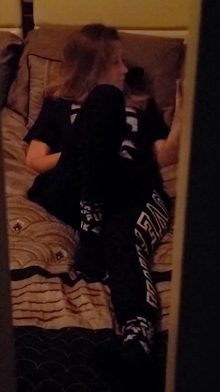 Sexycrittler: Kåt fru fångad onanerar till lesbisk porr på kameran intensiv...